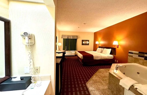Mason Hotel | Convenient Stay at Baymont by Wyndham Mason with Pool