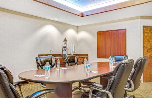 McDonough Hotel | Pet-Friendly Baymont by Wyndham McDonough with Pool & Breakfast