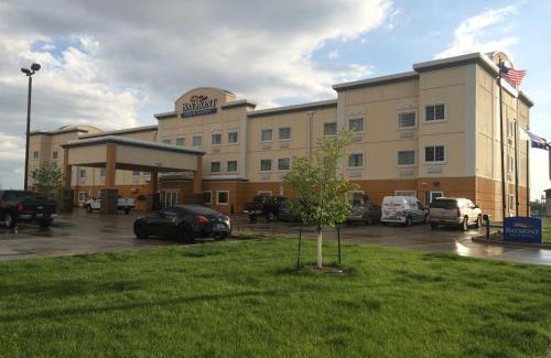 Minot Hotel | Pet-Friendly Baymont by Wyndham Minot with Pool Access