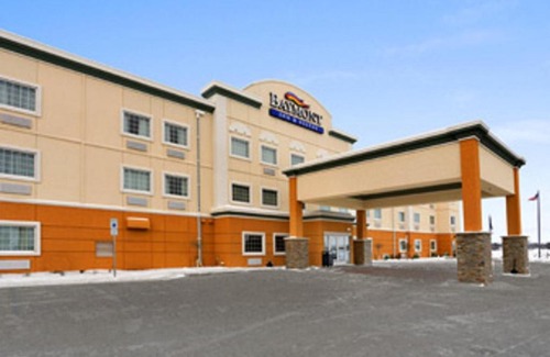 Minot Hotel | Pet-Friendly Baymont by Wyndham Minot with Pool Access