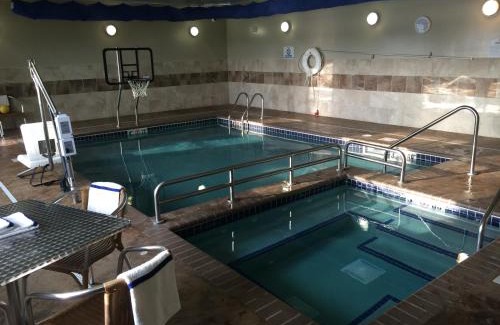 Minot Hotel | Pet-Friendly Baymont by Wyndham Minot with Pool Access