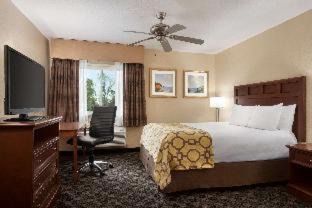 Mount Pleasant Hotel | Inviting Baymont by Wyndham Mt. Pleasant with Pool & Breakfast