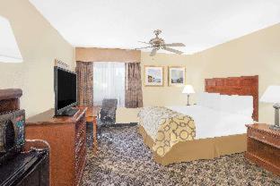 Mount Pleasant Hotel | Inviting Baymont by Wyndham Mt. Pleasant with Pool & Breakfast