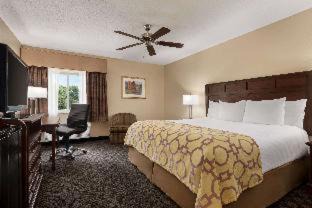 Mount Pleasant Hotel | Inviting Baymont by Wyndham Mt. Pleasant with Pool & Breakfast