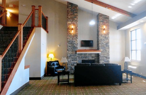 Oacoma Hotel | Pet-Friendly Baymont by Wyndham Oacoma with Pool Access