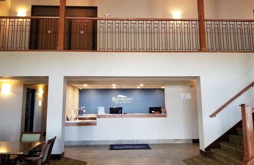 Oacoma Hotel | Pet-Friendly Baymont by Wyndham Oacoma with Pool Access