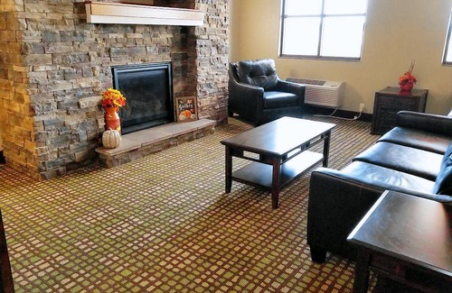 Oacoma Hotel | Pet-Friendly Baymont by Wyndham Oacoma with Pool Access