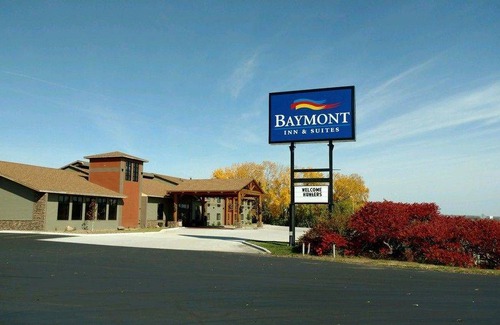 Oacoma Hotel | Pet-Friendly Baymont by Wyndham Oacoma with Pool Access