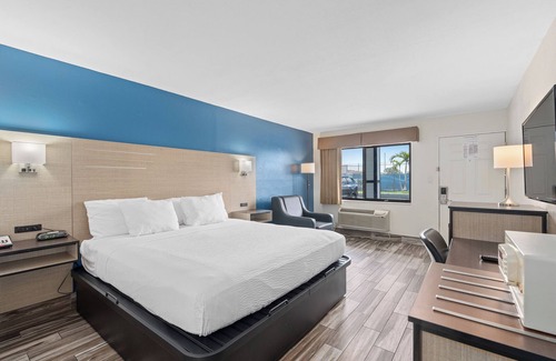 West Colonial Hotel | Convenient Quality Inn & Suites Downtown with Pool and Spa