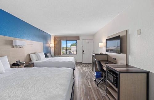 West Colonial Hotel | Convenient Quality Inn & Suites Downtown with Pool and Spa