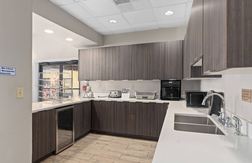 Orlando Hotel | Relaxing Retreat at Best Western Orlando East Inn & Suites