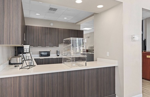 Orlando Hotel | Relaxing Retreat at Best Western Orlando East Inn & Suites