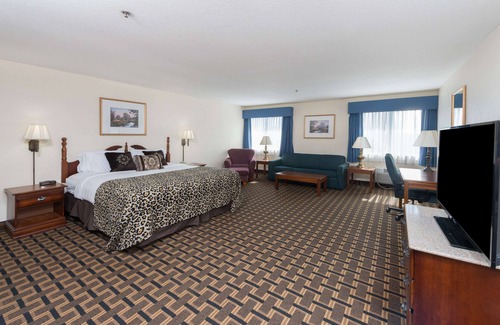 Osage Beach Hotel | Relax at Baymont by Wyndham Osage Beach with Pool & Spa
