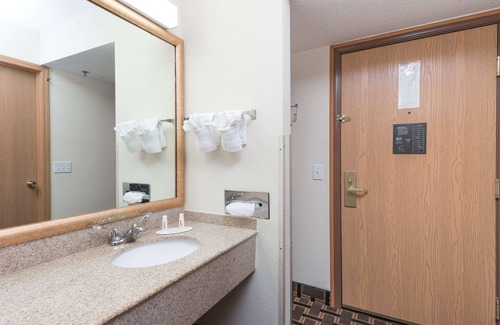 Osage Beach Hotel | Relax at Baymont by Wyndham Osage Beach with Pool & Spa