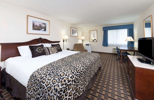 Osage Beach Hotel | Relax at Baymont by Wyndham Osage Beach with Pool & Spa