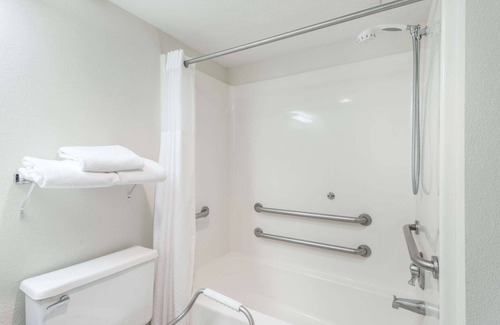Osage Beach Hotel | Relax at Baymont by Wyndham Osage Beach with Pool & Spa