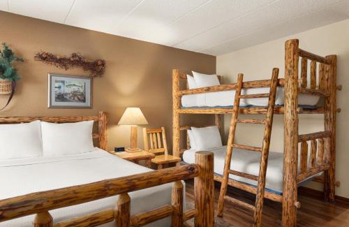 Owatonna Hotel | Top-Rated Baymont by Wyndham Owatonna with Pool & Hot Tub