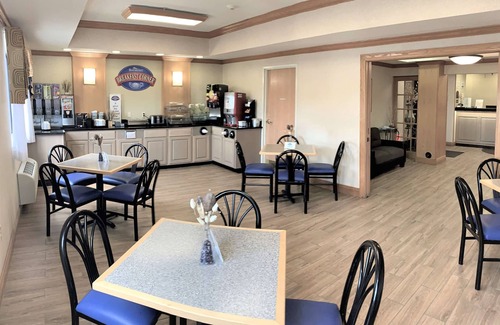 Paw Paw Hotel | Discover Baymont by Wyndham Paw Paw with Pool & Breakfast