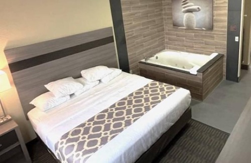 Paw Paw Hotel | Discover Baymont by Wyndham Paw Paw with Pool & Breakfast