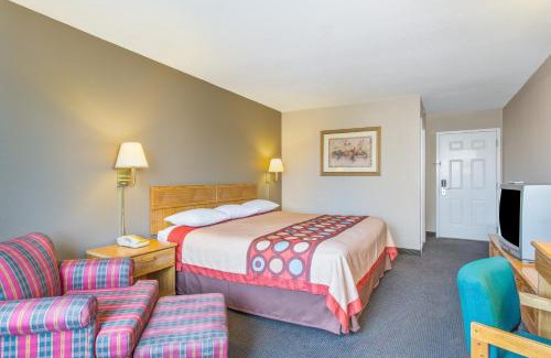 Estrella Hotel | Convenient Baymont by Wyndham near I-10 with Pool & Views