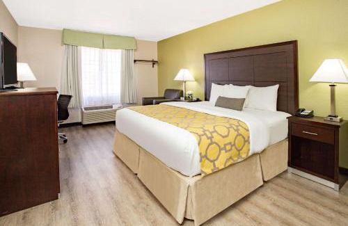 Estrella Hotel | Convenient Baymont by Wyndham near I-10 with Pool & Views