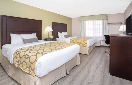 Estrella Hotel | Convenient Baymont by Wyndham Phoenix I-10 with Pool & Breakfast