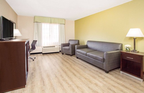 Estrella Hotel | Convenient Baymont by Wyndham Phoenix I-10 with Pool & Breakfast