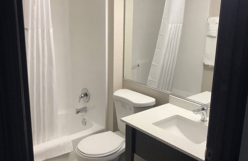 Estrella Hotel | Convenient Baymont by Wyndham Phoenix I-10 with Pool & Breakfast