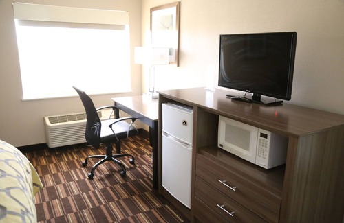 Plano Hotel | Relax at Baymont by Wyndham Plano: Pool, Spa & Breakfast
