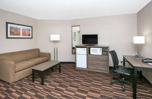 Plano Hotel | Relax at Baymont by Wyndham Plano: Pool, Spa & Breakfast