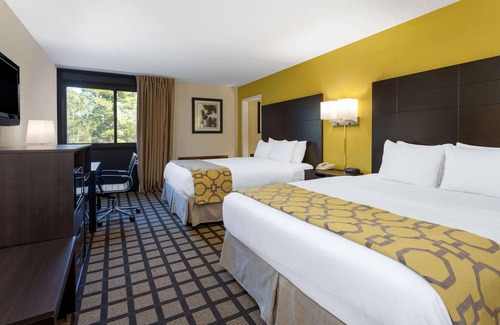 Queensbury Hotel | Inviting Baymont by Wyndham in Queensbury near Lake George