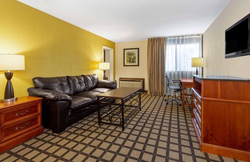 Queensbury Hotel | Inviting Baymont by Wyndham in Queensbury near Lake George