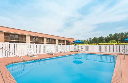 Gold Rock Hotel | Pet-Friendly Baymont by Wyndham with Ocean Views and Pool