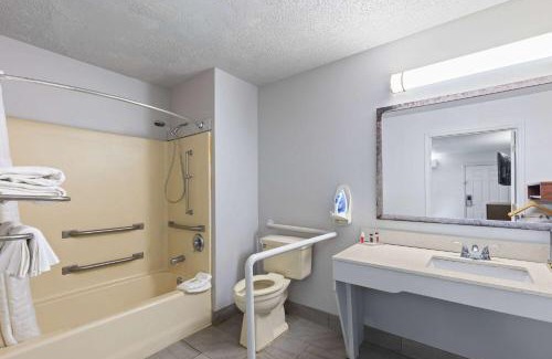Selma Hotel | Pet-Friendly Retreat at Baymont by Wyndham Selma