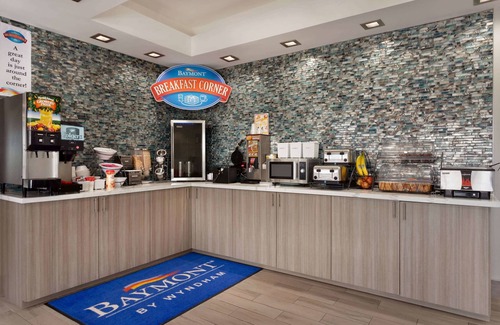 Shawnee Hotel | Comfortable Baymont by Wyndham Shawnee with Pool & Dining