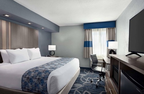 Shawnee Hotel | Comfortable Baymont by Wyndham Shawnee with Pool & Dining