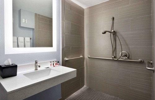 Shawnee Hotel | Comfortable Baymont by Wyndham Shawnee with Pool & Dining