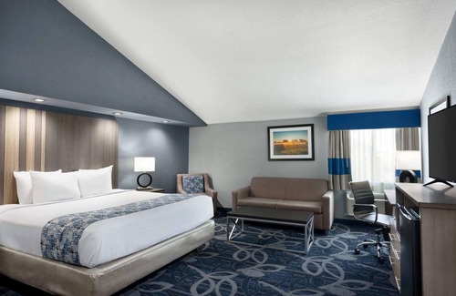 Shawnee Hotel | Comfortable Baymont by Wyndham Shawnee with Pool & Dining