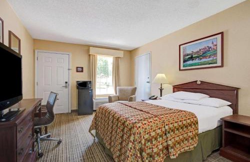 Smithfield Hotel | Pet-Friendly Baymont by Wyndham Smithfield Awaits You