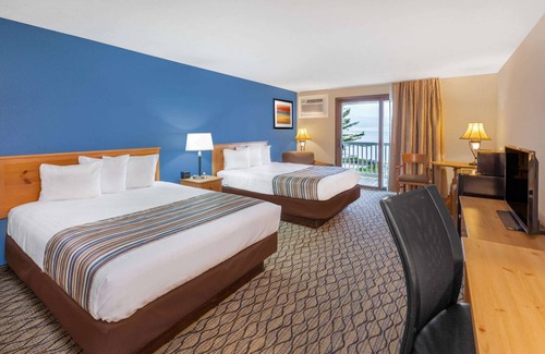 St Ignace Hotel | Relax at Baymont by Wyndham St. Ignace Lakefront Retreat