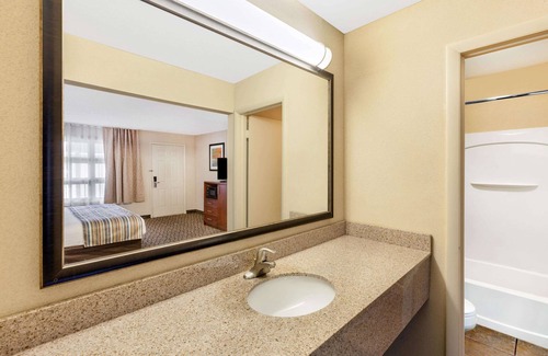 St Ignace Hotel | Relax at Baymont by Wyndham St. Ignace Lakefront Retreat