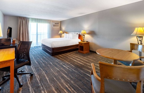 St Ignace Hotel | Relax at Baymont by Wyndham St. Ignace Lakefront Retreat