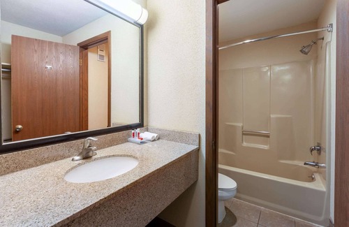 St Ignace Hotel | Relax at Baymont by Wyndham St. Ignace Lakefront Retreat