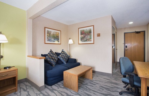 Thornton Hotel | Relax at Baymont by Wyndham Thornton with Pool & Spa