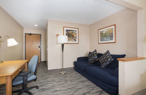 Thornton Hotel | Relax at Baymont by Wyndham Thornton with Pool & Spa
