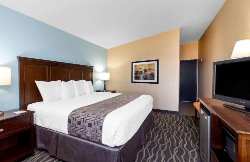 Tri-Cities Hotel | Baymont by Wyndham Tri-Cities: Pet-Friendly & Poolside Retreat