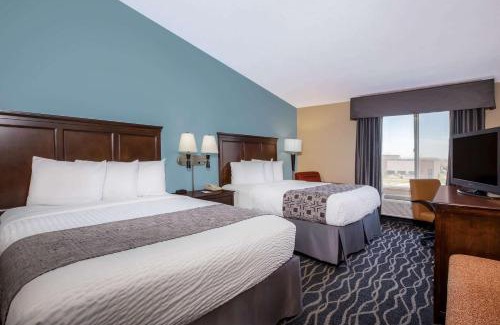 Tri-Cities Hotel | Baymont by Wyndham Tri-Cities: Pet-Friendly & Poolside Retreat
