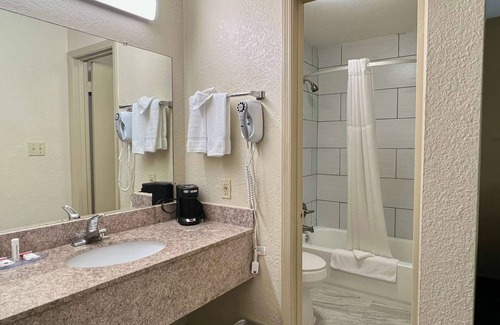Troy Hotel | Comfortable Stay at Baymont by Wyndham Troy with Pool