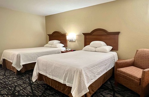 Troy Hotel | Comfortable Stay at Baymont by Wyndham Troy with Pool