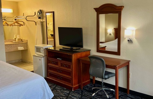 Troy Hotel | Comfortable Stay at Baymont by Wyndham Troy with Pool